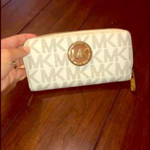 Michael Kors Wallet (authentic)